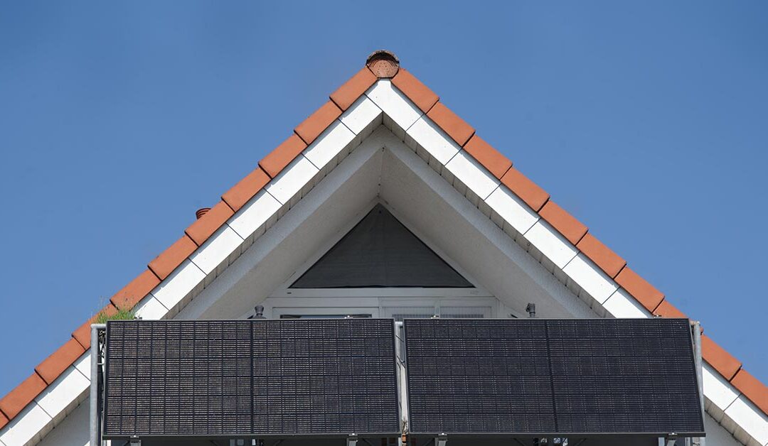 Ein Dach mit einer Solaranlage - Trend Balkonkraftwerk