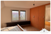 Schlafzimmer oben - Wohnhaus mit Einliegerwohnung und Scheune auf großem Grundstück zu verkaufen